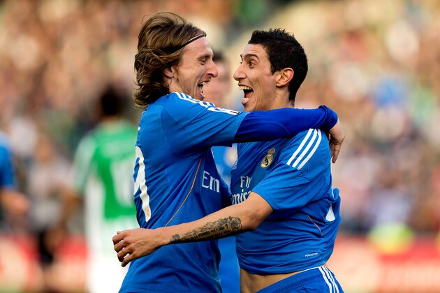 SEVILLE, SPAIN - JANUARY 18: Angel Di Maria (R) of Real Madrid CF celebrates scoring their fourth goal with teammate Luka Modric (L) during the La Liga match between Real Betis Balompie and Real Madrid CF at Estadio Benito Villamarin on January 18, 2014 in Seville, Spain.  (Photo by Gonzalo Arroyo Moreno/Getty Images)