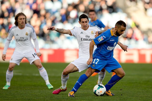 GETAFE, SPAIN - FEBRUARY 16: Angel Di Maria (L) of Real Madrid CF competes for the ball with Diego Castro (R) of Getafe CF during the La Liga match between Getafe CF and Real Madrid CF at Coliseum Alfonso Perez on February 16, 2014 in Getafe, Spain.  (Photo by Gonzalo Arroyo Moreno/Getty Images)
