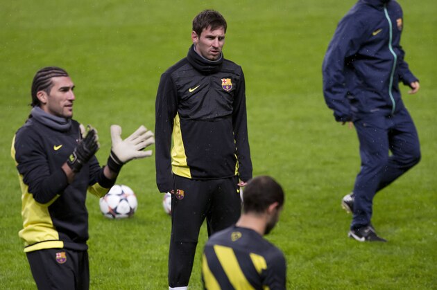 Barcelona's Lionel Messi, centre, trains with teammates at Manchester City's Etihad Stadium, Manchester, England, Monday Feb. 17, 2014. Barcelona will play Manchester City on Tuesday in a Champions League first knock out round soccer match. (AP Photo/Jon Super)