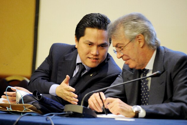 MILAN, ITALY - NOVEMBER 15:  FC Internazionale Milano new president Milano Erick Thohir (L) and honorary president Massimo Moratti attend a press conference after the FC Internazionale Milano shareholders' meeting on November 15, 2013 in Milan, Italy.  (Photo by Pier Marco Tacca/Getty Images)