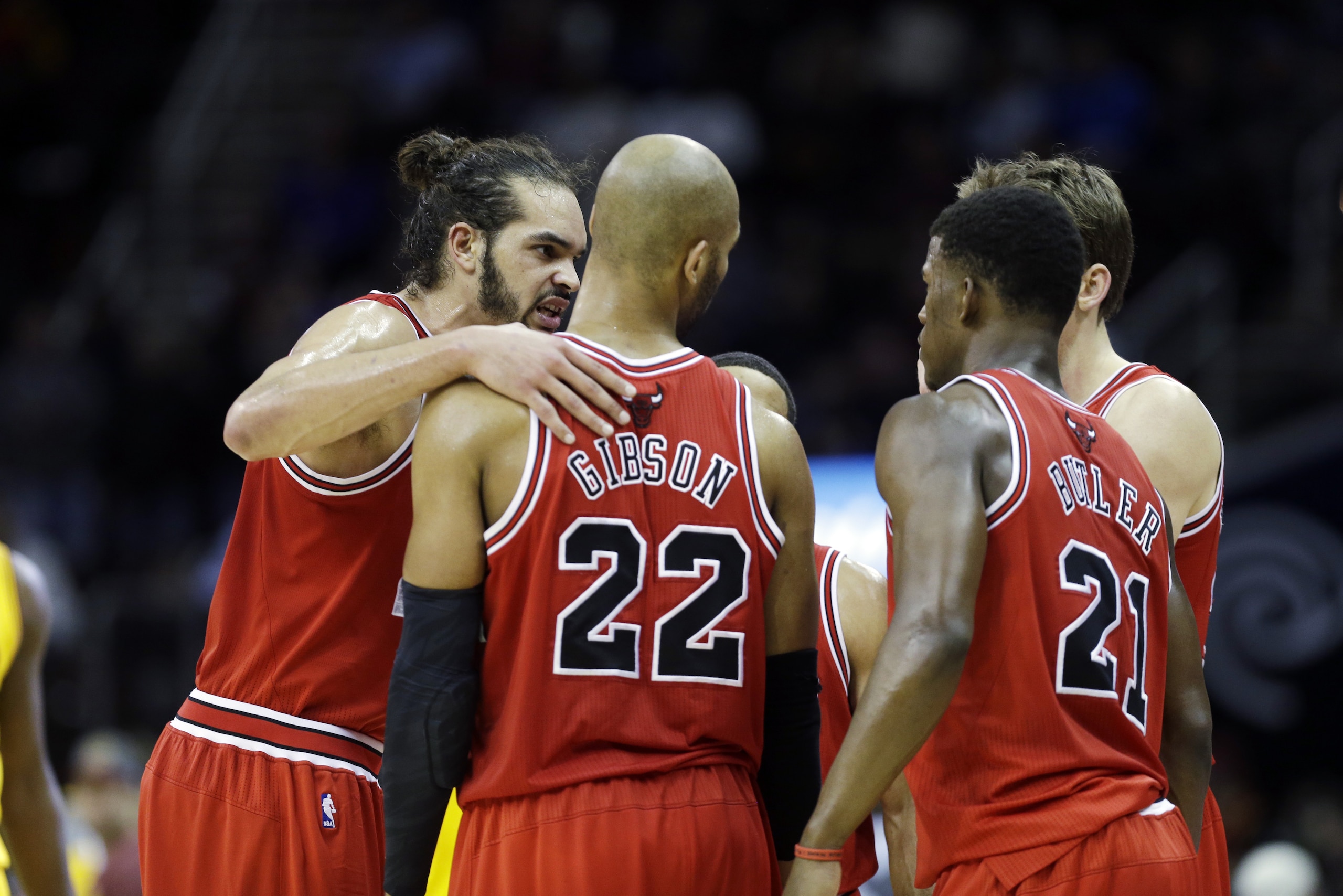 Chicago Bulls' Joakim Noah, left, talks to Taj Gibson (22), Jimmy Butler (21) and Mike Dunleavy, back right, in an NBA basketball game against the Cleveland Cavaliers Wednesday, Jan. 22, 2014, in Cleveland. (AP Photo/Mark Duncan)