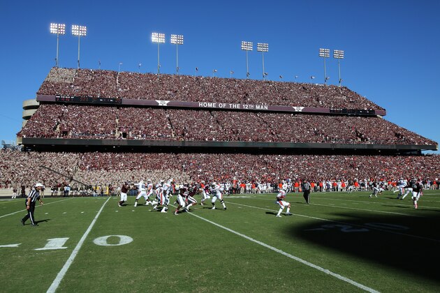 HOUSTON, TX- OCTOBER 19: Nick Marshall #14 of the Auburn Tigers rushes against the Auburn Tigers on October 19, 2013 at Kyle Field in College Station, Texas. Auburn Tigers won 45 to 41.(Photo by Thomas B. Shea/Getty Images)