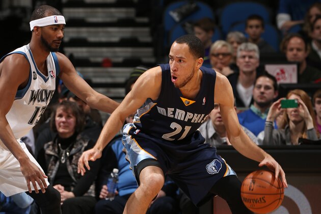 MINNEAPOLIS, MN - JANUARY 31: Tayshaun Prince #21 of the Memphis Grizzlies controls the ball against the Minnesota Timberwolves on January 31, 2014 at Target Center in Minneapolis, Minnesota. NOTE TO USER: User expressly acknowledges and agrees that, by downloading and or using this Photograph, user is consenting to the terms and conditions of the Getty Images License Agreement. Mandatory Copyright Notice: Copyright 2014 NBAE (Photo by David Sherman/NBAE via Getty Images)