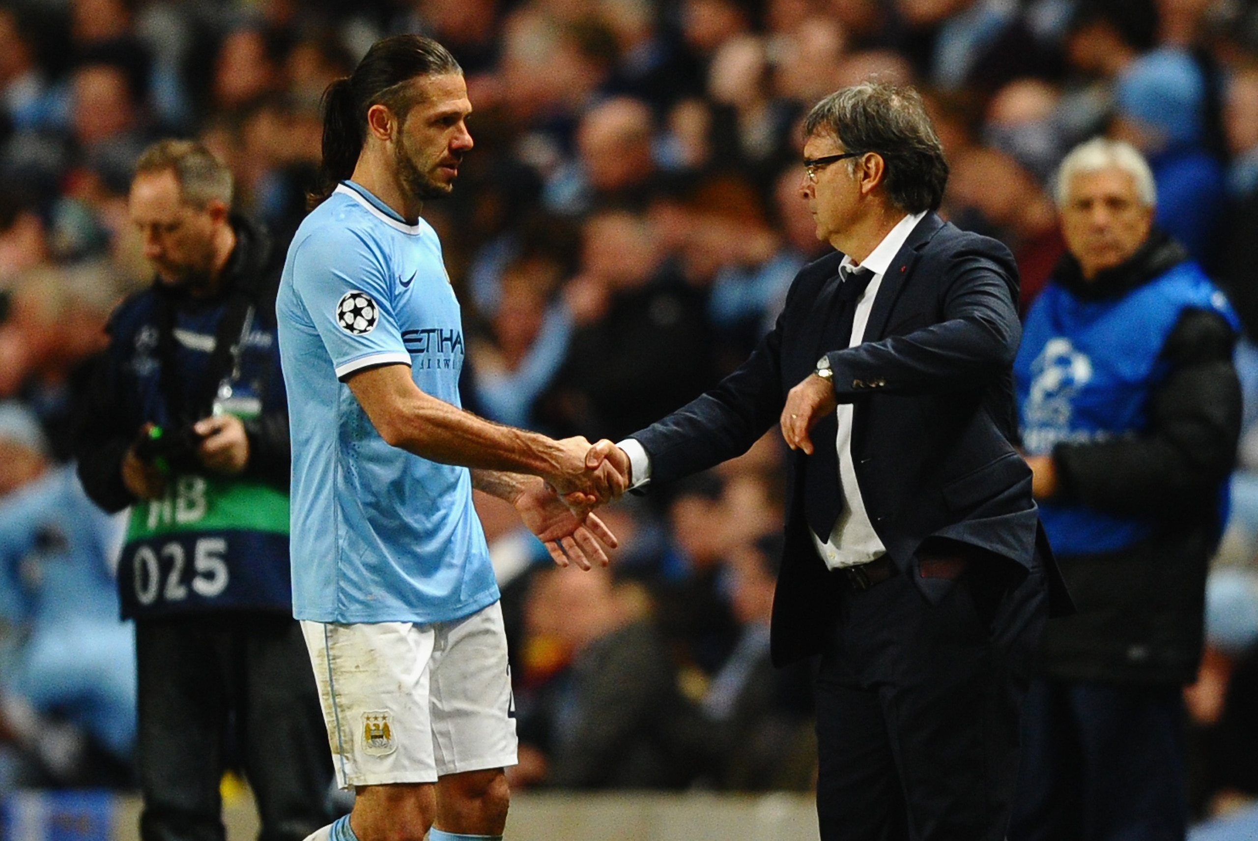 MANCHESTER, ENGLAND - FEBRUARY 18:  Barcelona Head Coach Gerardo Martino shakes hands with Martin Demichelis of Manchester City as he heads for the dressing room after being sent off during the UEFA Champions League Round of 16 first leg match between Manchester City and Barcelona at the Etihad Stadium on February 18, 2014 in Manchester, England.  (Photo by Laurence Griffiths/Getty Images)
