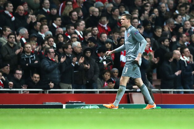 Arsenal's goalkeeper Wojciech Szczesny leaves the pitch after a red card during a Champions League, round of 16, first leg soccer match between Arsenal and Bayern Munich at the Emirates stadium in London, Wednesday, Feb. 19, 2014 .(AP Photo/Alastair Grant)