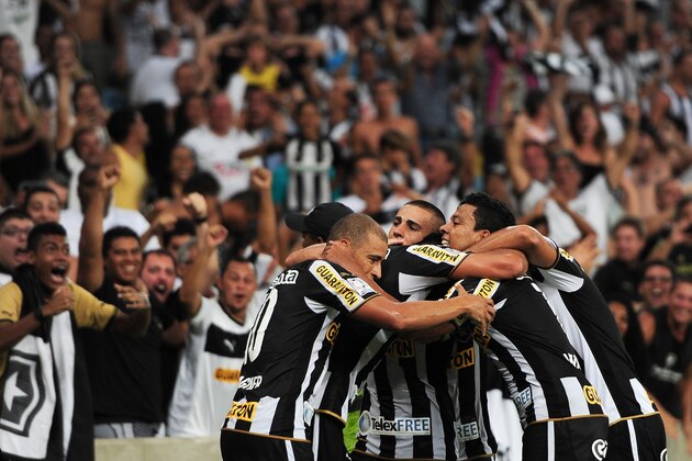 RIO DE JANEIRO, BRAZIL - FEBRUARY 11:  Players of Botafogo celebrate a scored goal against San Lorenzo during a match between Botafogo and San Lorenzo as part of Copa Bridgestone Libertadores 2014 at Maracana Stadium on February 11, 2014 in Rio de Janeiro, Brazil.  (Photo by Buda Mendes/Getty Images)