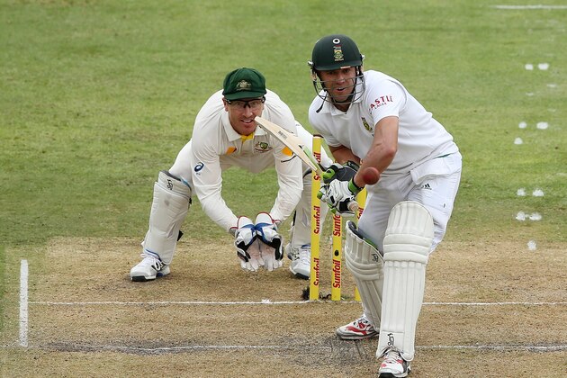 PORT ELIZABETH, SOUTH AFRICA - FEBRUARY 20: AB de Villiers of South Africa bats in front of Brad Haddin of Australia during day one of the Second Test match between South Africa and Australia at AXXESS St George's Cricket Stadium on February 20, 2014 in Port Elizabeth, South Africa.  (Photo by Morne de Klerk/Getty Images)