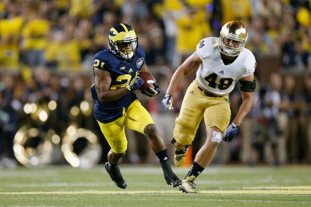 ANN ARBOR, MI - SEPTEMBER 07:  Jeremy Gallon #21 of the Michigan Wolverines runs  towards a first quarter touchdown against the Notre Dame Fighting Irish during the game at Michigan Stadium on September 7, 2013 in Ann Arbor, Michigan.  (Photo by Gregory Shamus/Getty Images)