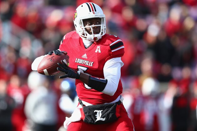 LOUISVILLE, KY - NOVEMBER 23:  Teddy Bridgewater #5 of the Louisville Cardinals throws the ball during the game against the Memphis Tigers at Papa John's Cardinal Stadium on November 23, 2013 in Louisville, Kentucky.  (Photo by Andy Lyons/Getty Images)