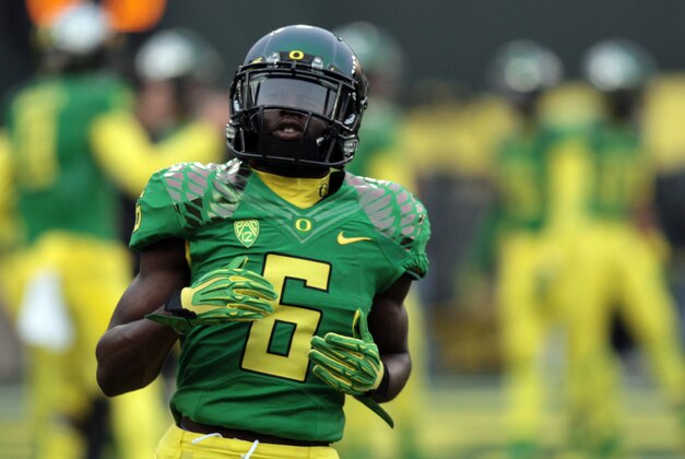 Nov 29, 2013; Eugene, OR, USA; Oregon Ducks running back De'Anthony Thomas (6) runs for a pass in the pre game against the Oregon State Beavers at Matthew Knight Arena. Mandatory Credit: Scott Olmos-USA TODAY Sports