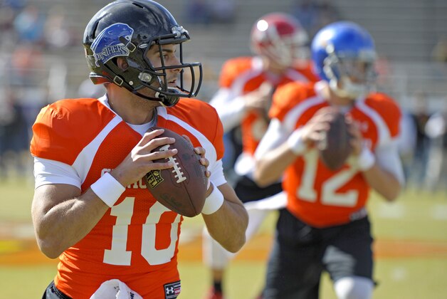 South Squad quarterback Jimmy Garoppolo of Eastern Illinois (10), left,  drops back with fellow quarterbacks Derek Carr of Fresno State (4), middle, and David Fales of San Jose State (12), right, during Senior Bowl practice at Fairhope Municipal Stadium, Monday, Jan. 20, 2014 in Fairhope, Ala.  (AP Photo/G.M. Andrews)