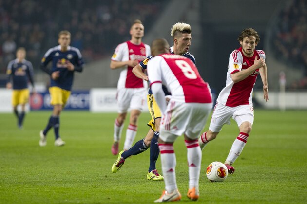 Kevin Kampl of FC Salzburg, second right, runs with the ball during the Europa League round of 32  first leg soccer match  between Ajax and FC Salzburg at the ArenA stadium in Amsterdam, Netherlands, Thursday, Feb. 20, 2014. (AP Photo/Patrick Post)