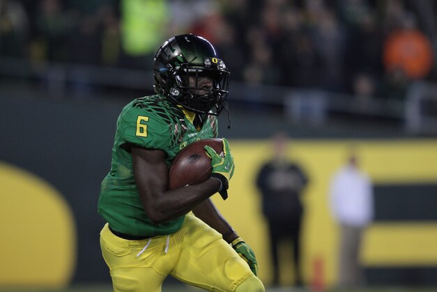 Nov 29, 2013; Eugene, OR, USA; Oregon Ducks running back De'Anthony Thomas (6) runs the ball against the Oregon State Beavers at Matthew Knight Arena. Mandatory Credit: Scott Olmos-USA TODAY Sports