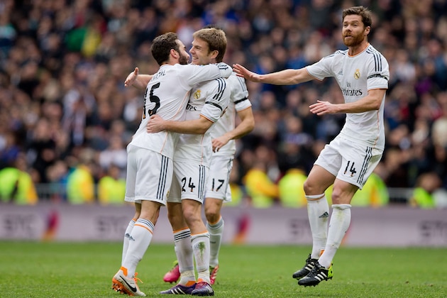 MADRID, SPAIN - FEBRUARY 22:  Asier Illarramendi (2ndR) of Real Madrid CF celebrates scoring their opening goal with teammates Daniel Carvajal (L) and Xabi Alonso (R) during the La Liga match between Real Madrid CF and Elche CF at Estadio Santiago Bernabeu on February 22, 2014 in Madrid, Spain.  (Photo by Gonzalo Arroyo Moreno/Getty Images)