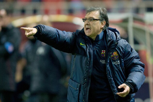 SEVILLE, SPAIN - FEBRUARY 09:  Head coach Gerardo Tata Martino of FC Barcelona gives instructions during the La Liga match between Sevilla FC and FC Barcelona at Estadio Ramon Sanchez Pizjuan on February 9, 2014 in Seville, Spain.  (Photo by Gonzalo Arroyo Moreno/Getty Images)