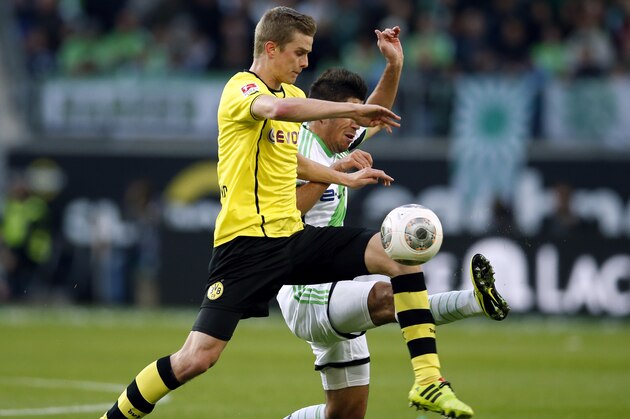 Dortmund's Sven Bender plays the ball during the German first division Bundesliga soccer match between VfL Wolfsburg and Borussia Dortmund in Wolfsburg, Germany, Saturday, Nov. 9, 2013. Wolfsburg defeated Dortmund by 2-1. (AP Photo/Michael Sohn)