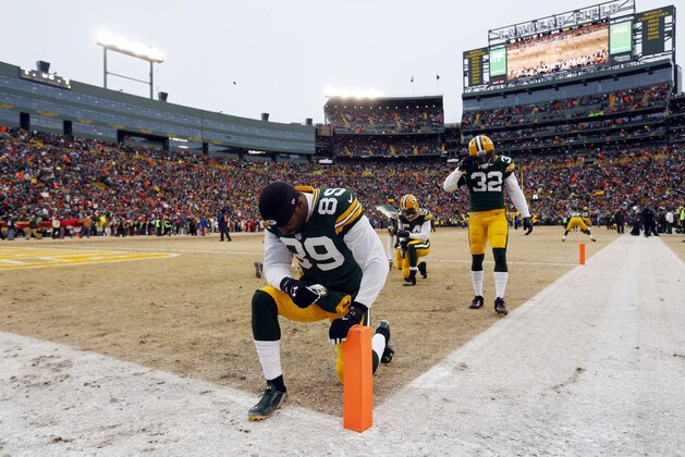 Green Bay Packers wide receiver James Jones (89) prays before an NFL wild-card playoff football game against the San Francisco 49ers, Sunday, Jan. 5, 2014, in Green Bay, Wis. (AP Photo/Mike Roemer)