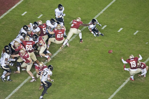 TALLAHASSEE, FL - NOVEMBER 23: Roberto Aguayo #19 of the Florida State Seminoles tacks on an extra point against the Idaho Vandals during the second half at Doak Campbell Stadium on November 23, 2013 in Tallahassee, Florida. The Seminoles beat the Vandals 80-14. (Photo by Jeff Gammons/Getty Images)