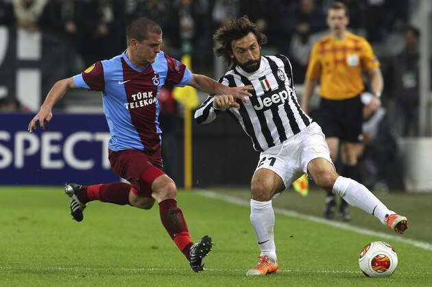 TURIN, ITALY - FEBRUARY 20:  Andrea Pirlo (R) of Juventus FC competes for the ball with Alexandru Bourceanu (L) of AS Trabzonspor during the UEFA Europa League Round of 32 match between Juventus and AS Trabzonspor at Juventus Arena on February 20, 2014 in Turin, Italy.  (Photo by Marco Luzzani/Getty Images)