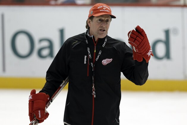 Detroit Red Wings head coach Mike Babcock gives directions during practice for the shortened 2012-2013 NHL hockey season in Detroit, Thursday, Jan. 17, 2013.  (AP Photo/Paul Sancya)