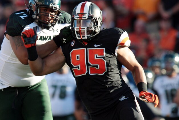 Sep 7, 2013; Corvallis, OR, USA; Oregon State Beavers defensive end Scott Crichton (95) pushes around Hawaii Warriors offensive linesman David Griffin (72) at Reser Stadium. Mandatory Credit: Scott Olmos-USA TODAY Sports