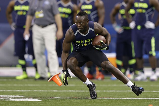 Oregon running back De'Anthony Thomas runs a drill at the NFL football scouting combine in Indianapolis, Sunday, Feb. 23, 2014. (AP Photo/Michael Conroy)