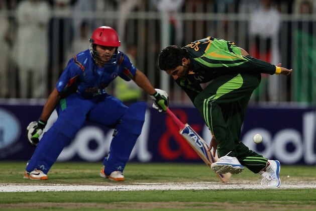 SHARJAH, UNITED ARAB EMIRATES - DECEMBER 08:  Sohail Tanvir of Pakistan (R) in action during the Twenty20 match between Afghanistan and Pakistan at the Sharjah Cricket Stadium on December 8, 2013 in Sharjha, United Arab Emirates.  (Photo by Francois Nel/Getty Images)