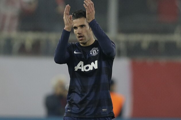 Manchester United's Robin van Persie applauds the fans of his team after a Champions League, round of 16, first leg soccer match against Olympiakos at Georgios Karaiskakis stadium, in Piraeus port, near Athens, on Tuesday, Feb. 25, 2014. Olympiakos won 2-0. (AP Photo/Thanassis Stavrakis)