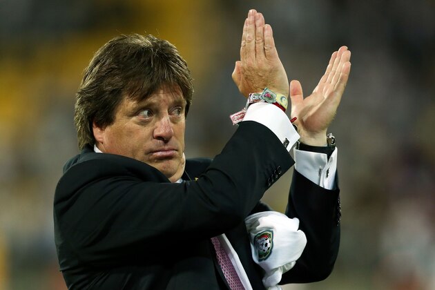 WELLINGTON, NEW ZEALAND - NOVEMBER 20:  Coach Miguel Herrera of Mexico applauds the crowd after the final whistle during leg 2 of the FIFA World Cup Qualifier match between the New Zealand All Whites and Mexico at Westpac Stadium on November 20, 2013 in Wellington, New Zealand.  (Photo by Hagen Hopkins/Getty Images)