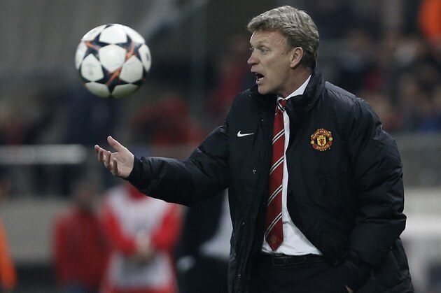 Manchester United's coach David Moyes gives instructions to his players during a Champions League, round of 16, first leg soccer match  against Olympiakos at Georgios Karaiskakis stadium, in Piraeus port, near Athens, on Tuesday, Feb. 25, 2014. (AP Photo/Petros Giannakouris)