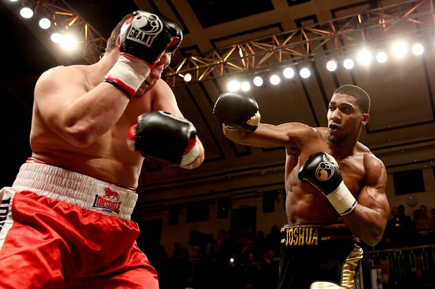 LONDON, ENGLAND - NOVEMBER 14:  Anthony Joshua in action with Hrvoije Kisicek during their Heavyweight bout at York Hall on November 14, 2013 in London, England.  (Photo by Scott Heavey/Getty Images)