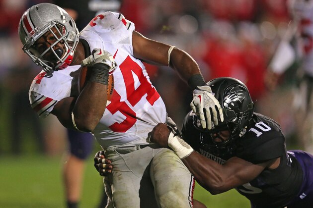 EVANSTON, IL - OCTOBER 05:  Carlos Hyde #34 of the Ohio State Buckeyes breaks away from Traveon Henry #10 of the Northwestern Wilcats to score a second half touchdown at Ryan Field on October 5, 2013 in Evanston, Illinois. Ohio State defeated Northwestern 40-30.  (Photo by Jonathan Daniel/Getty Images)