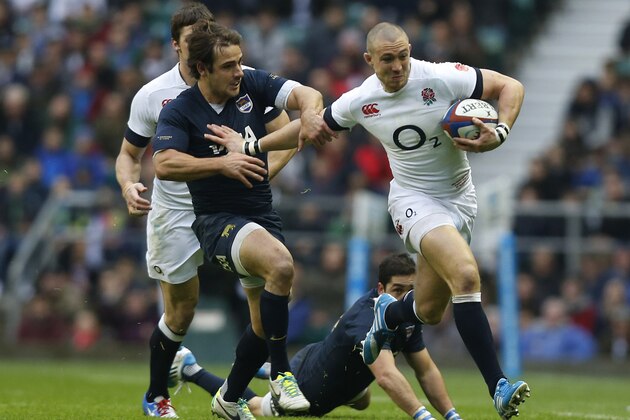 England's Mike Brown, right, tries to escape from Argentina's Nicolas Sanchez during their autumn international rugby match at Twickenham Stadium in London, Saturday, Nov. 9, 2013. (AP Photo/Sang Tan)