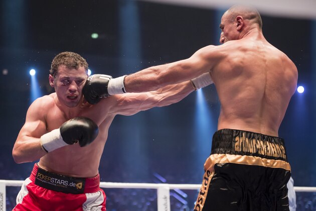 Boxen, WBO, Weltmeisterschaft im Supermittelgewicht, Robert Stieglitz - Arthur Abraham, Samstag (25.08.12), O2-World, Berlin: Abraham (r.) boxt gegen Stieglitz. Abraham hat doch noch den ersehnten Weltmeister-Guertel im Supermittelgewicht gewonnen. Der 32 Jahre alte Sauerland-Kaempfer setzte sich nach dominantem Kampf gegen den WBO-Champion Robert Stieglitz aus dem Magdeburger SES-Stall einstimmig nach Punkten 116:112, 116:112, 115:113) durch. (zu dapd-Text) Foto: Clemens Bilan/dapd Boxen, WBO, Weltmeisterschaft im Supermittelgewicht, Robert Stieglitz - Arthur Abraham, Samstag (25.08.12), O2-World, Berlin: Abraham (r.) boxt gegen Stieglitz. Abraham hat doch noch den ersehnten Weltmeister-Guertel im Supermittelgewicht gewonnen. Der 32 Jahre alte Sauerland-Kaempfer setzte sich nach dominantem Kampf gegen den WBO-Champion Robert Stieglitz aus dem Magdeburger SES-Stall einstimmig nach Punkten 116:112, 116:112, 115:113) durch. (zu dapd-Text) Foto: Clemens Bilan/dapd