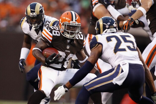 CLEVELAND, OH - AUGUST 08:  Running back Dion Lewis #28 of the Cleveland Browns runs by linebacker Alec Ogletree #52 and safety T.J. McDonald #25 of the St. Louis Rams at FirstEnergy Stadium on August 8, 2013 in Cleveland, Ohio.  (Photo by Matt Sullivan/Getty Images)