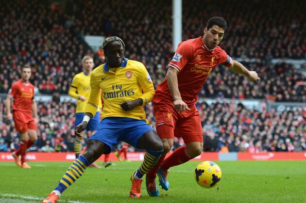 LIVERPOOL, ENGLAND - FEBRUARY 08:  Luis Suarez of Liverpool is challenged by Bacary Sagna of Arsenal during the Barclays Premier League match between Liverpool and Arsenal at Anfield on February 8, 2014 in Liverpool, England.  (Photo by Michael Regan/Getty Images)