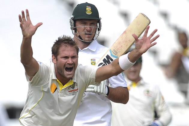 Ausralia's Ryan Harris, front, unsuccessfully appeals for the wicket of South Africa's Graham Smith, back, for LBW during the third day of the third test in Cape Town, South Africa, Monday, March 3, 2014. (AP Photo)
