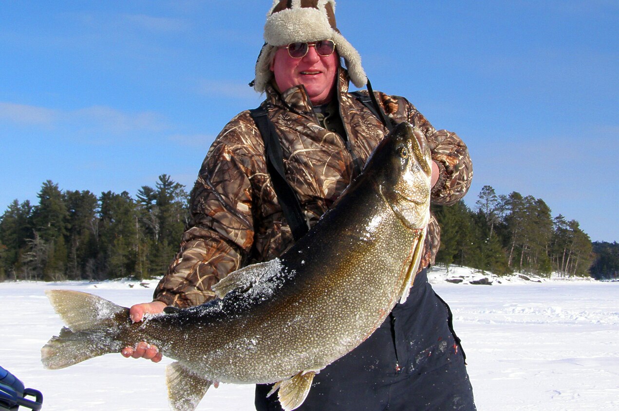 e Luks、TROUT FISHERMEN,BERK HILLS Ice Fisherman's World-Record 52-Pound Trout Confiscated After Law