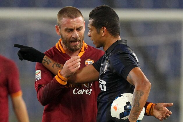 ROME, ITALY - MARCH 01:  Daniele De Rossi (L) of AS Roma speaks with Guarin of FC Internazionale Milano during the Serie A match between AS Roma and FC Internazionale Milano at Stadio Olimpico on March 1, 2014 in Rome, Italy.  (Photo by Paolo Bruno/Getty Images)