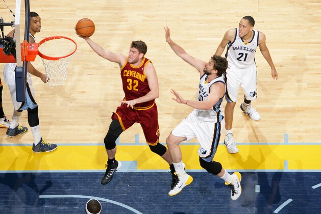 MEMPHIS, TN - MARCH 1: Spencer Hawes #32 of the Cleveland Cavaliers shoots the ball against the Memphis Grizzlies on March 1, 2014 at FedExForum in Memphis, Tennessee. NOTE TO USER: User expressly acknowledges and agrees that, by downloading and or using this photograph, User is consenting to the terms and conditions of the Getty Images License Agreement. Mandatory Copyright Notice: Copyright 2014 NBAE (Photo by Joe Murphy/NBAE via Getty Images)