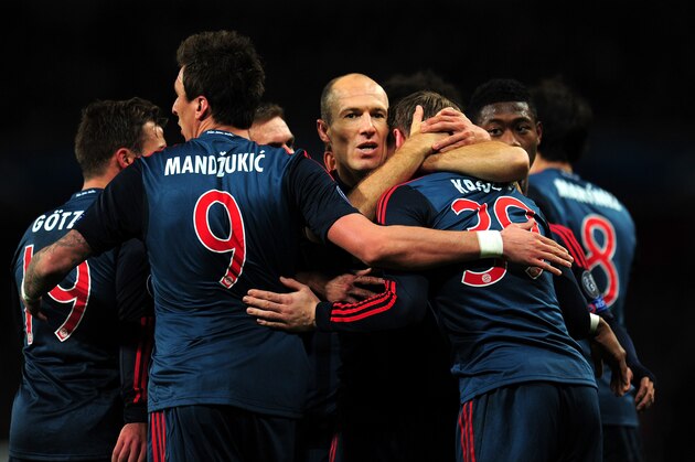 LONDON, ENGLAND - FEBRUARY 19:  Arjen Robben of Bayern Muenchen congratulates Toni Kroos of Bayern Muenchen on scoring their first goal during the UEFA Champions League Round of 16 first leg match between Arsenal and FC Bayern Muenchen at Emirates Stadium on February 19, 2014 in London, England.  (Photo by Shaun Botterill/Getty Images)