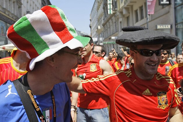Supporters on Italy, left and Spain, right, meet in downtown Vienna,  Sunday, June 22, 2008, prior to the Spain v Italy match during the Euro 2008 European Soccer Championships in Austria and Switzerland. (AP Photo/Frank Augstein)