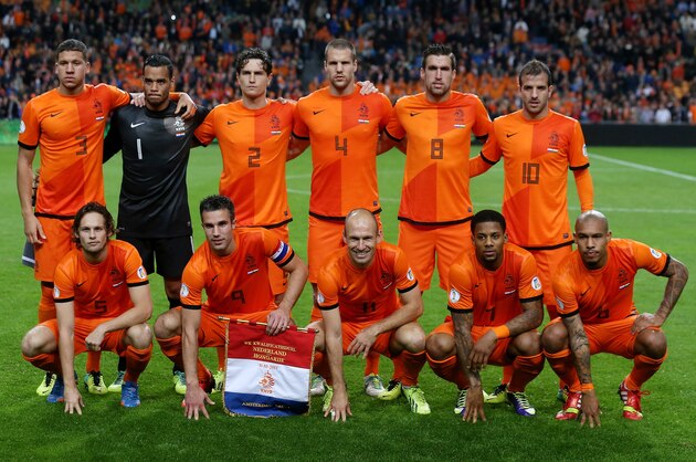 AMSTERDAM, NETHERLANDS - OCTOBER 11:  Back row L to R: Jeffrey Bruma, Michel Vorm, Daryl Janmaat, Ron Vlaar, Kevin Strootman, Rafael van der Vaart. Front row L to R: Daley Blind, Robin van Persie, Arjen Robben, Jeremain Lens and Nigel de Jong during the FIFA 2014 World Cup Qualifing match between Holland and Hungary at Amsterdam Arena on October 11, 2013 in Amsterdam, Netherlands.  (Photo by Scott Heavey/Getty Images)