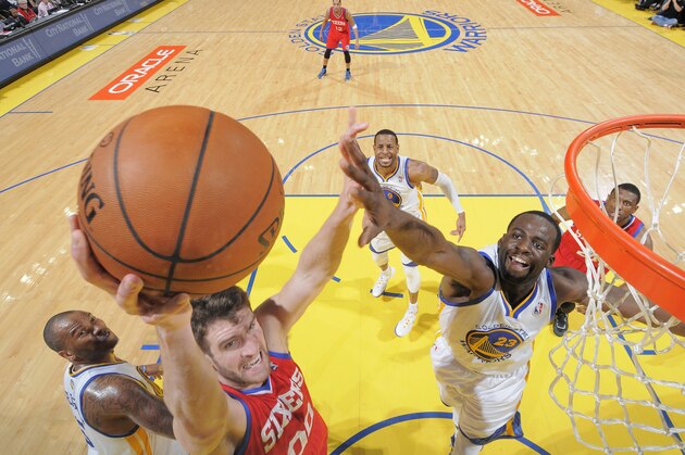 OAKLAND, CA - FEBRUARY 10: Spencer Hawes #00 of the Philadelphia 76ers shoots a layup against Draymond Green #23 of the Golden State Warriors on February 10, 2014 at Oracle Arena in Oakland, California. NOTE TO USER: User expressly acknowledges and agrees that, by downloading and or using this photograph, user is consenting to the terms and conditions of Getty Images License Agreement. Mandatory Copyright Notice: Copyright 2014 NBAE (Photo by Rocky Widner/NBAE via Getty Images)