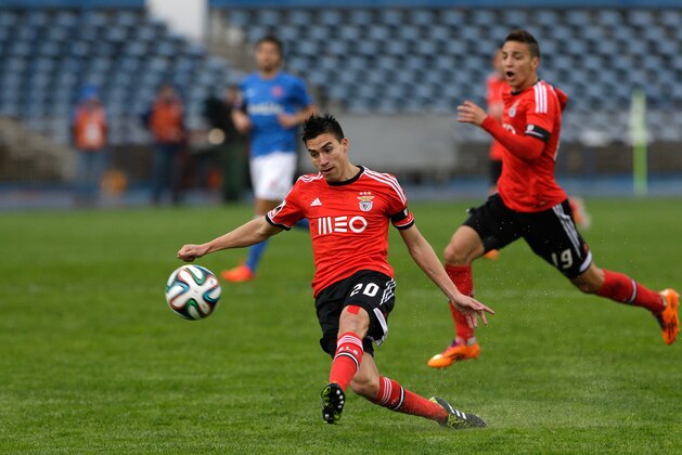 Benfica's Nico Gaitan, from Argentina, shoots to score the opening goal during their Portuguese league soccer match with Belenenses Sunday, March 2 2014, at Belenenses' Restelo stadium in Lisbon. (AP Photo/Armando Franca)