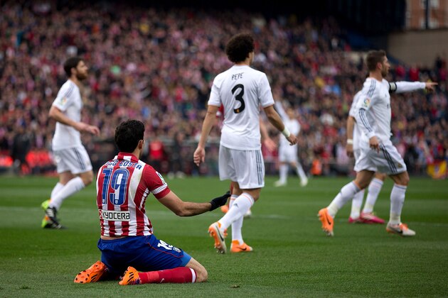 MADRID, SPAIN - MARCH 02:  Diego Costa of Atletico de Madrid protests to the referee after being tackled during the La Liga match between Club Atletico de Madrid and Real Madrid CF at Vicente Calderon Stadium on March 2, 2014 in Madrid, Spain.  (Photo by Gonzalo Arroyo Moreno/Getty Images)