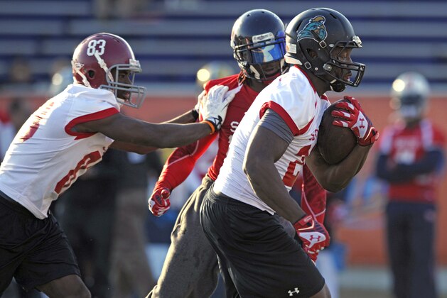 South Squad running back Lorenzo Taliaferro, of Coastal Carolina, carries the ball as wide receiver Kevin Norwood, of Alabama, blocks Walt Aikens, of Liberty, during Senior Bowl college football practice at Ladd-Peebles Stadium, Thursday, Jan. 23, 2014, in Mobile, Ala. (AP Photo/G.M. Andrews)