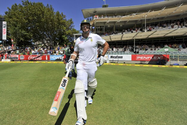 South Africa's captain Graeme Smith comes onto  the field for the last time after announcing his retirement Monday, during the fourth day of their third cricket test against Australia in Cape Town, South Africa, Tuesday, March 4, 2014. (AP Photo)