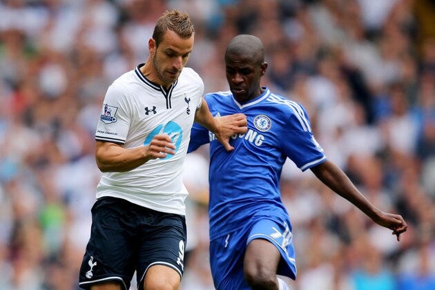 LONDON, ENGLAND - SEPTEMBER 28:  Roberto Soldado of Tottenham Hotspur holds off Ramires of Chelsea during the Barclays Premier League match between Tottenham Hotspur and Chelsea at White Hart Lane on September 28, 2013 in London, England.  (Photo by Clive Rose/Getty Images)
