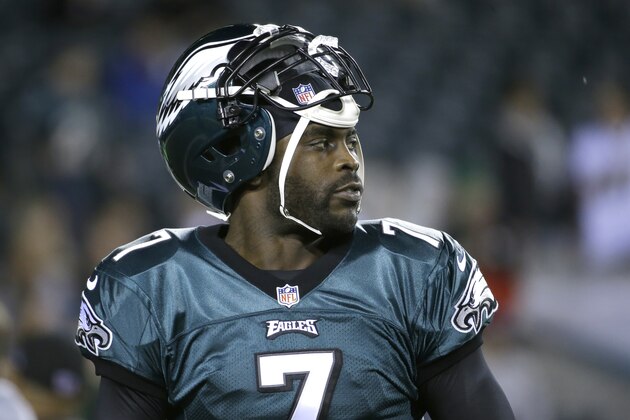 Philadelphia Eagles' Michael Vick warms up before the first half of an NFL football game between the Philadelphia Eagles and the Chicago Bears, Sunday, Dec. 22, 2013, in Philadelphia. (AP Photo/Matt Rourke)
